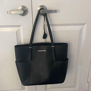 Classic black Micael Kors Shoulder bag with silver hardware
